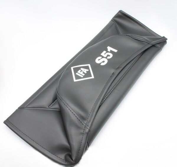 Art. 3046 Sitzbezug schwarz strukturiert mit IFA S51-Schriftzug für S51 (1)(shop).JPG