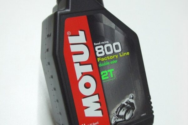 Art. 1583 Motul 800 Motoröl 2T -1Liter- Road Racing(shop).JPG