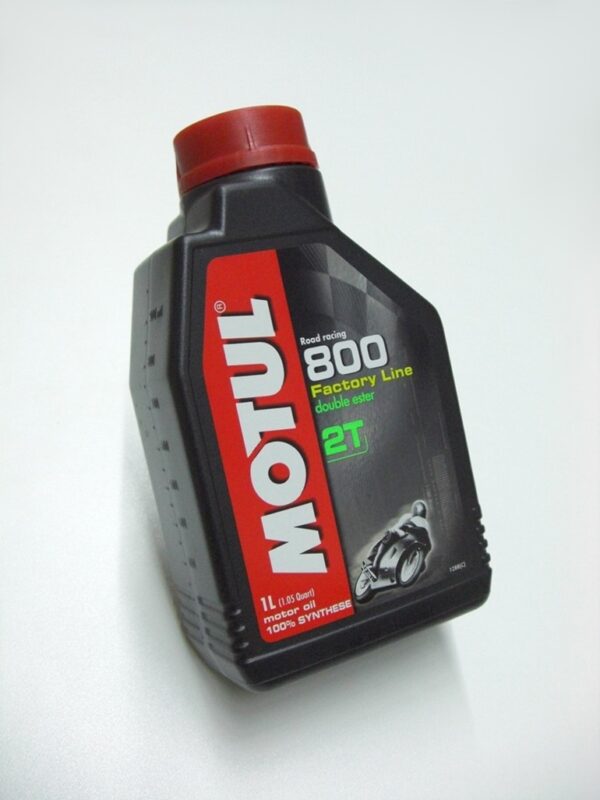 Art. 1583 Motul 800 Motoröl 2T -1Liter- Road Racing(shop).JPG