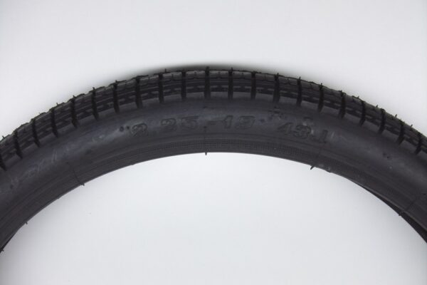 Art. 1677 Reifen 2,25x19 43J, Vee Rubber (VRM 013) 1.(shop).JPG